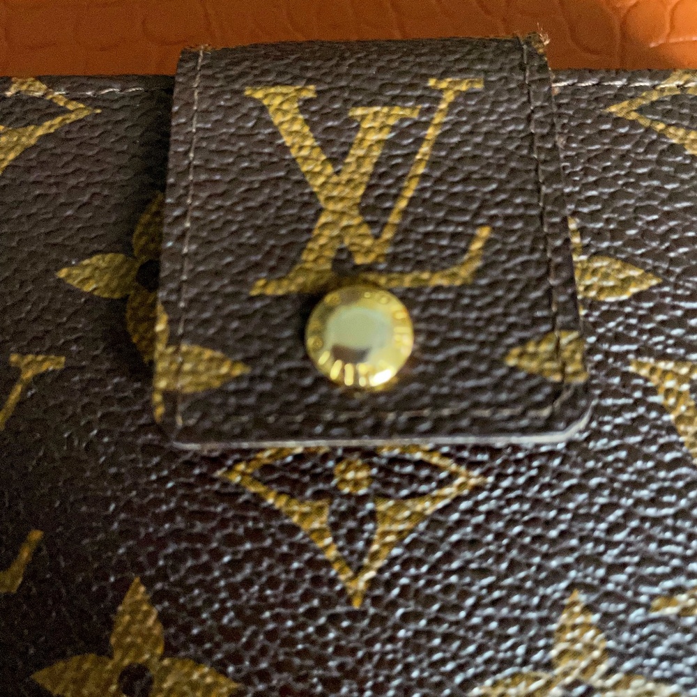 LOUIS VUITTON BI-FOLD WALLET